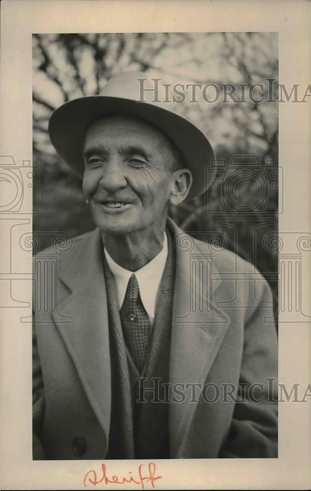 1932 Press Photo Officer Deke Le Baron Joining Legal Brains with Deputy Mains - Historic Images