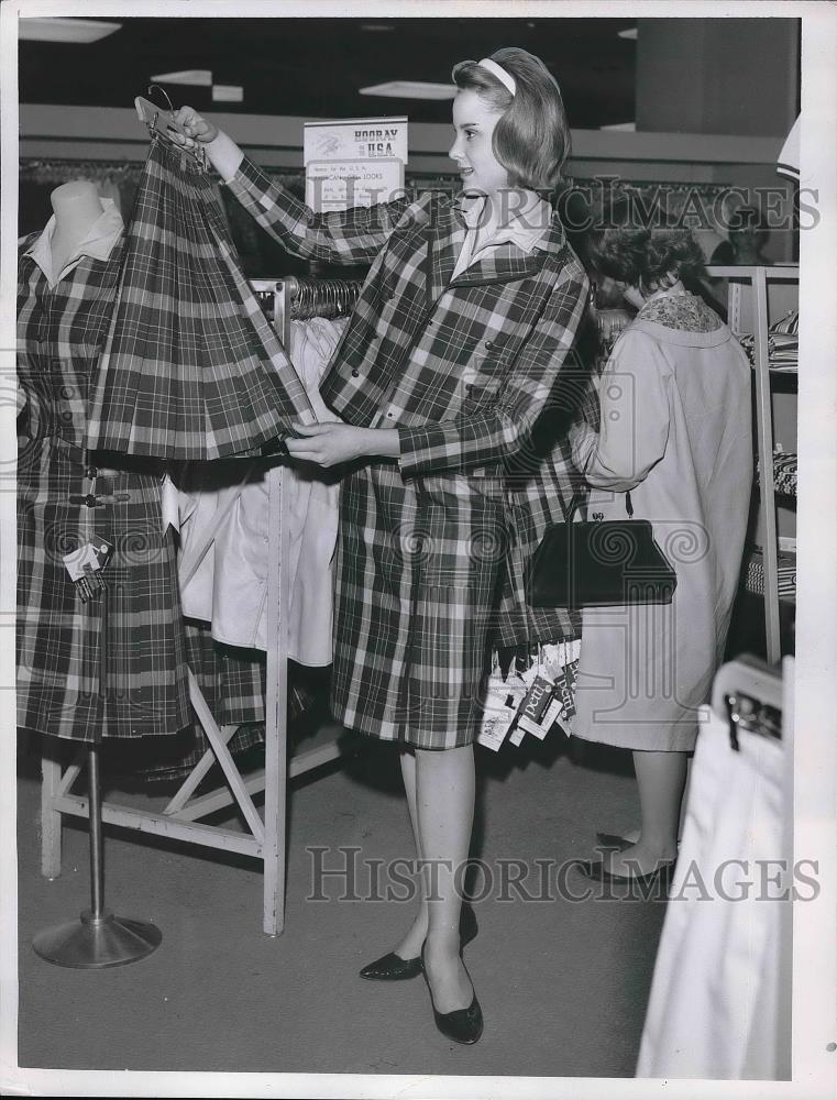 1963 Press Photo Judy Adams shopping for plaid fashions - Historic Images