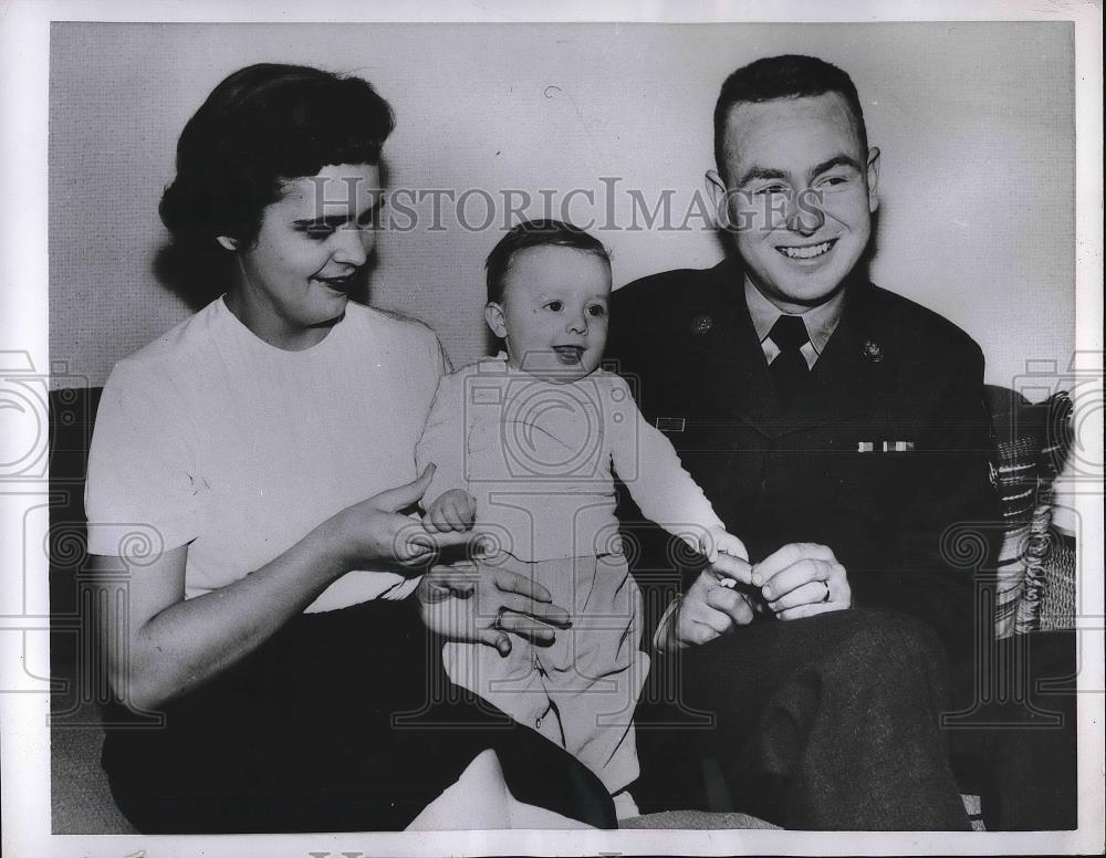 1955 Press Photo SP4 and Mrs. Joseph M. Glenn, Randy William Byrd German Orphan - Historic Images