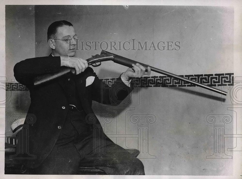 1934 Press Photo Detective John Ferns holding a gun - neb18693 - Historic Images