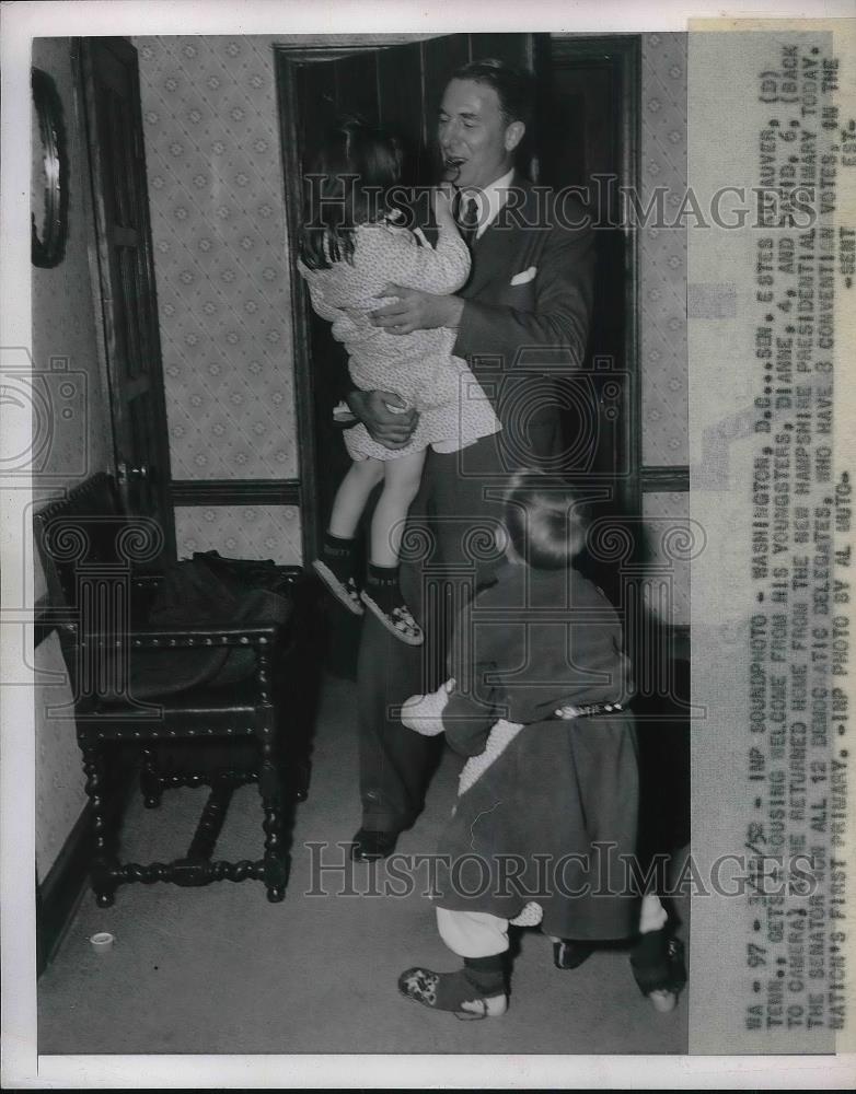 1952 Press Photo Senator Estes Kefauver Greeted By Children At Home - Historic Images