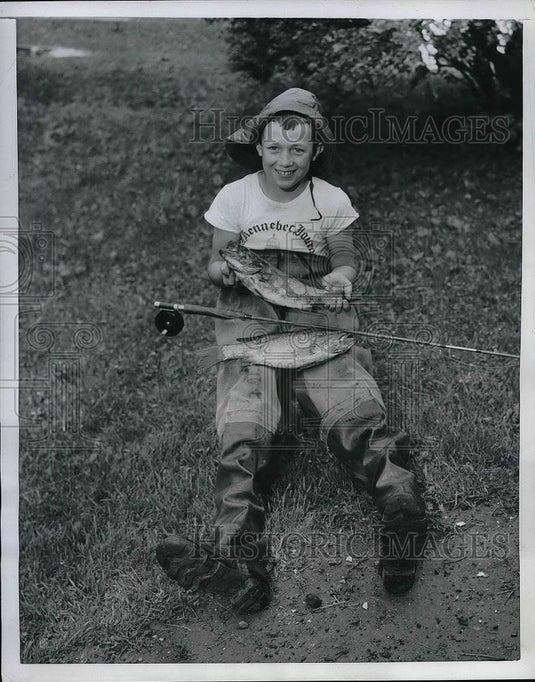 1954 Press Photo Richard Coffin Rests On Shore Of Lake Cobboddeeconte - Historic Images