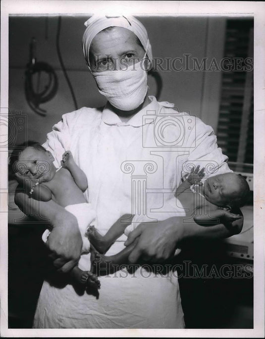 1955 Press Photo Mrs. Geraldine Arndt, Nurse, 1st twins at Lukes Hospital - Historic Images