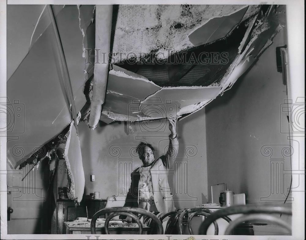 1954 Press Photo Harold Johnson holds up the roof of a classroom. - neb07724 - Historic Images