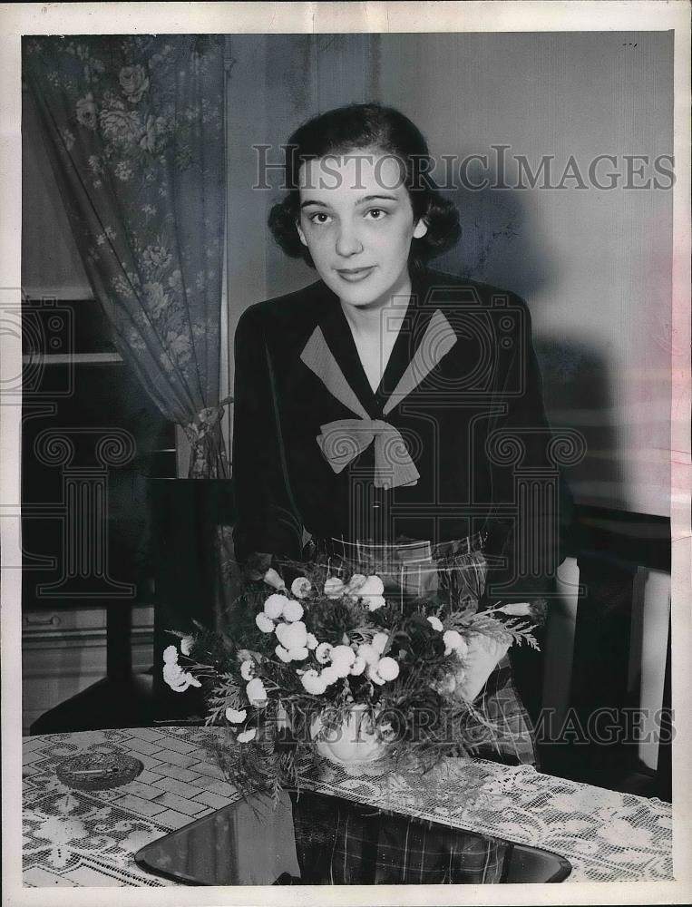 1946 Press Photo Mrs Metta Herbert at her dining table with flower vase - Historic Images