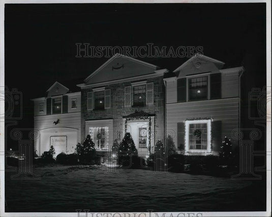 1966 Press Photo Christmas Decorations - Historic Images