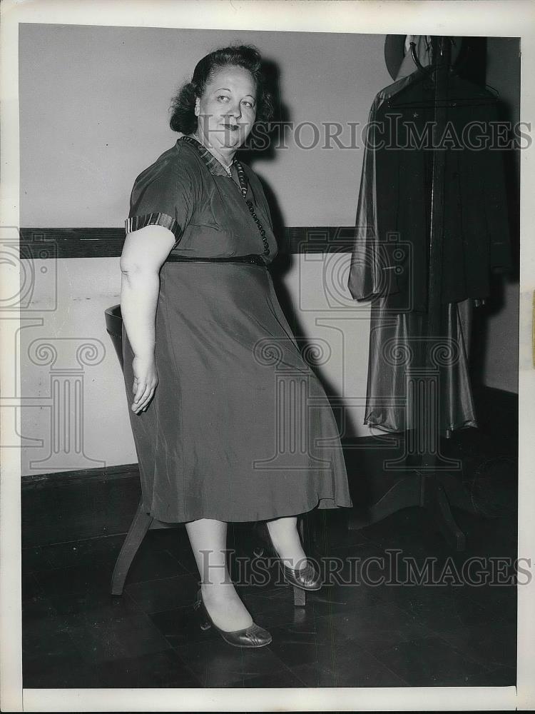 1955 Press Photo Mrs. Lillian Korzen while on diet - Historic Images