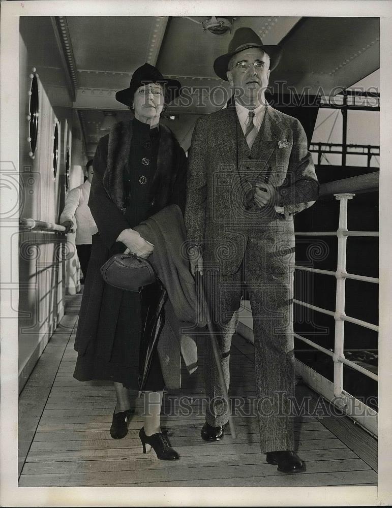 1939 Press Photo Judge Royal stone of Minneapolis Supreme Court &amp; wife on ship - Historic Images