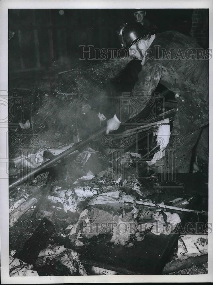 1960 Press Photo Orlando Firefighter Appears To Spit Water On Fire - nea81477 - Historic Images