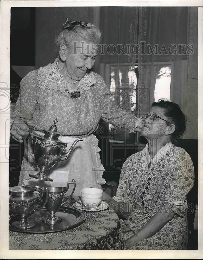 1944 Press Photo Miss Emma Darby, Mrs. Augusta Hinz Housemaids - neb17683 - Historic Images