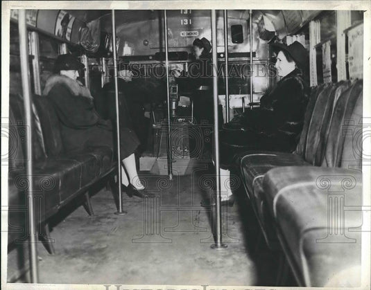 1943 Press Photo Albany's bus system experimenting with side-seat riding - Historic Images