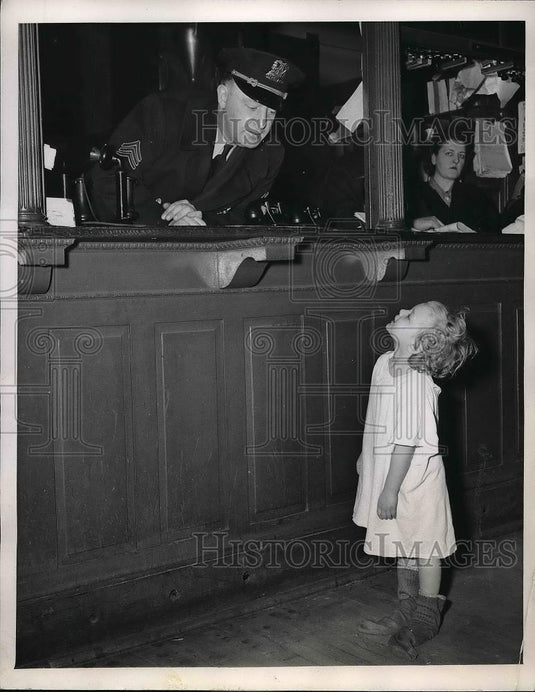 1949 Press Photo Toni Lea Johahn 4 Years Old & Sgt Patrick Deeley - neb22218 - Historic Images