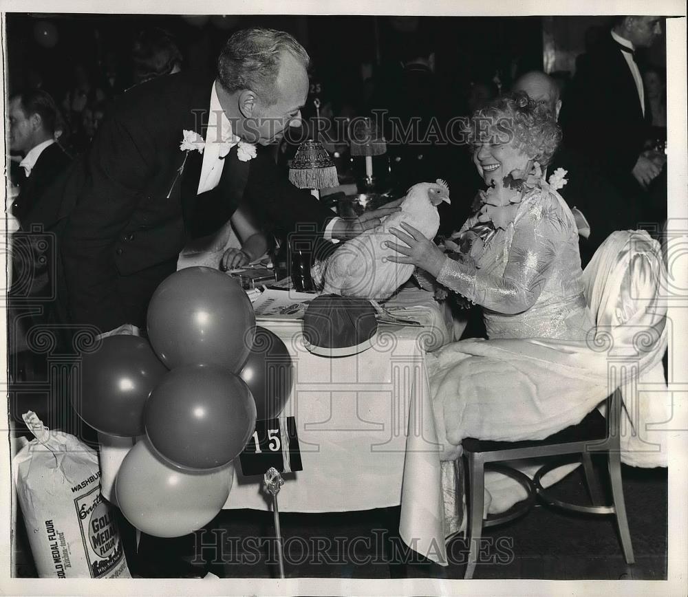 1940 Press Photo Tommy Manville, Mrs. T.F. Manville, Sr., White Leghorn Chicken - Historic Images