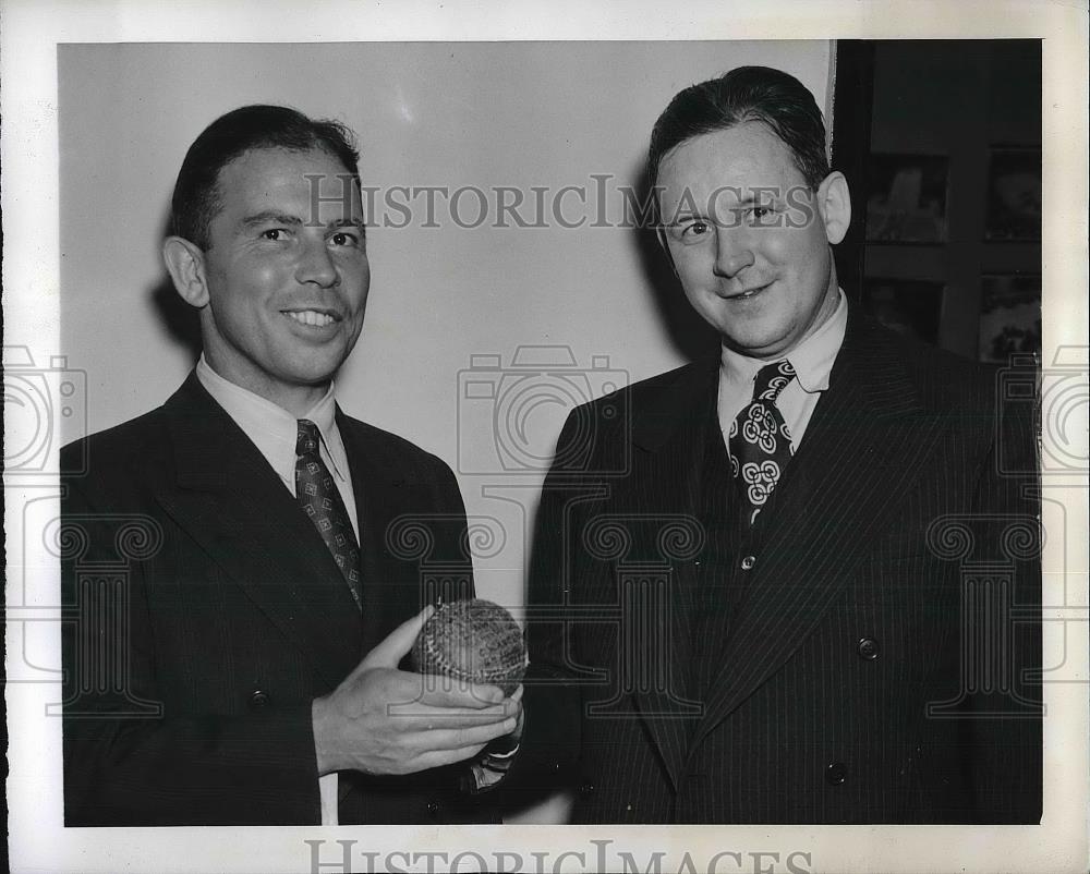 1942 Press Photo Jack Lovell Before Returning Baseball to Thomas Lockhart - Historic Images