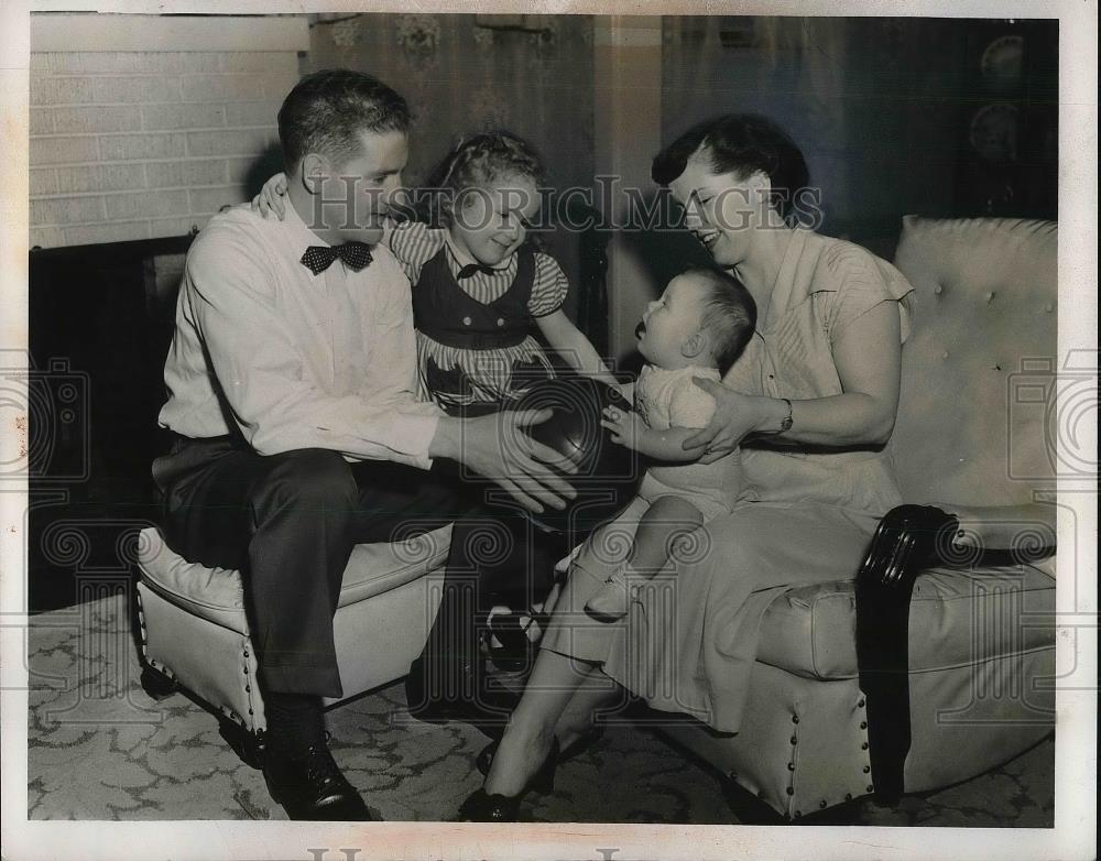 1953 Press Photo John, Linda, David and Mrs. Vivian Moore - neb21649 - Historic Images