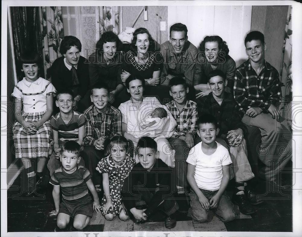 1955 Press Photo Mrs. &amp; Mrs. John Weingart with Sixteen Children - Historic Images