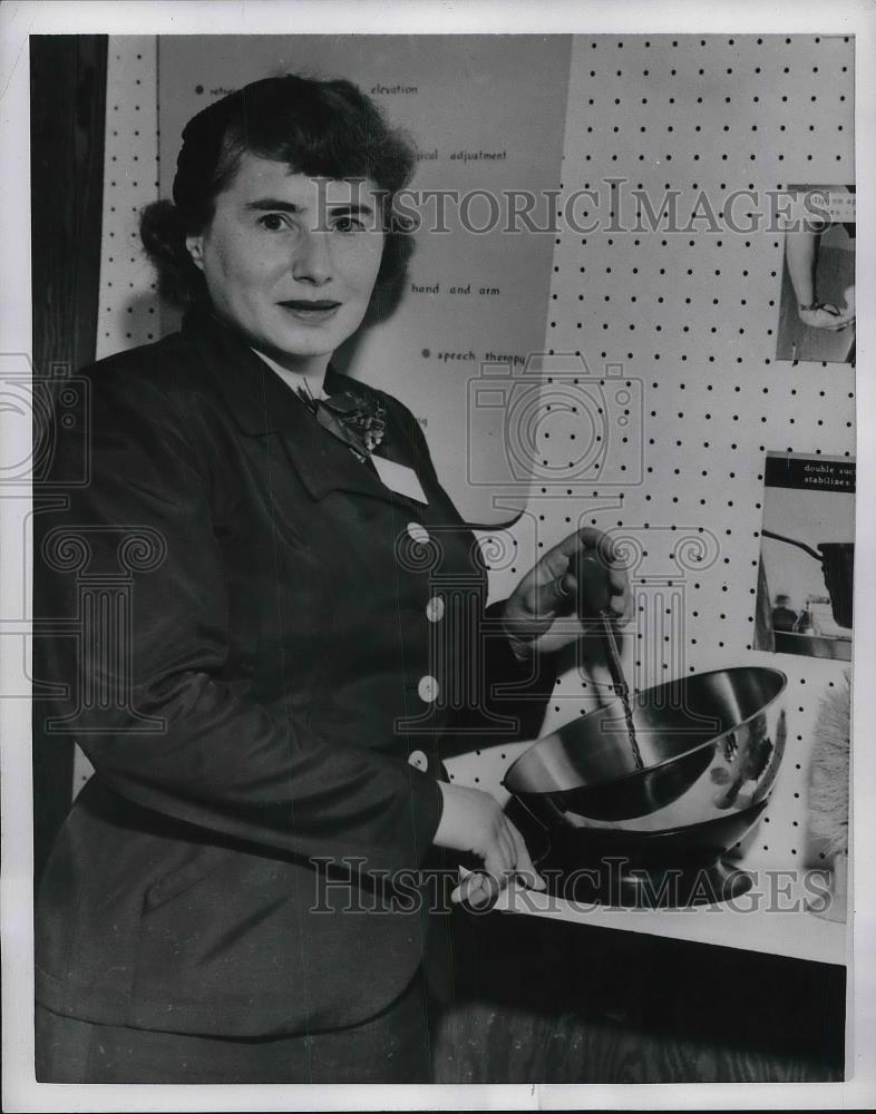 1952 Press Photo Doctor Edith Kristeller Showing Mixing Bowl For One Handed - Historic Images