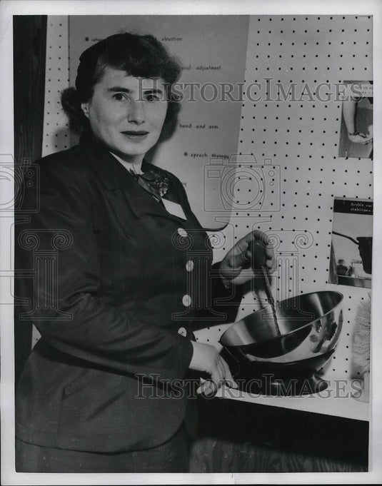 1952 Press Photo Doctor Edith Kristeller Showing Mixing Bowl For One Handed - Historic Images