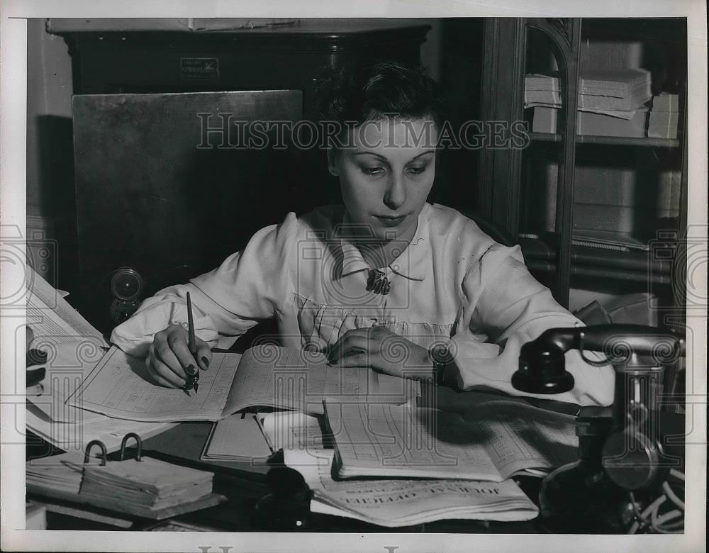 1952 Press Photo Mme. Yvon Windey filling out paperwork - Historic Images