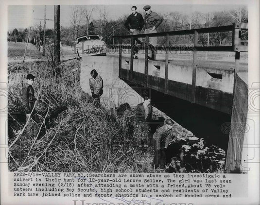 1953 Press Photo Valley Park, Mo searchers look for missing Lenore Seiler - Historic Images