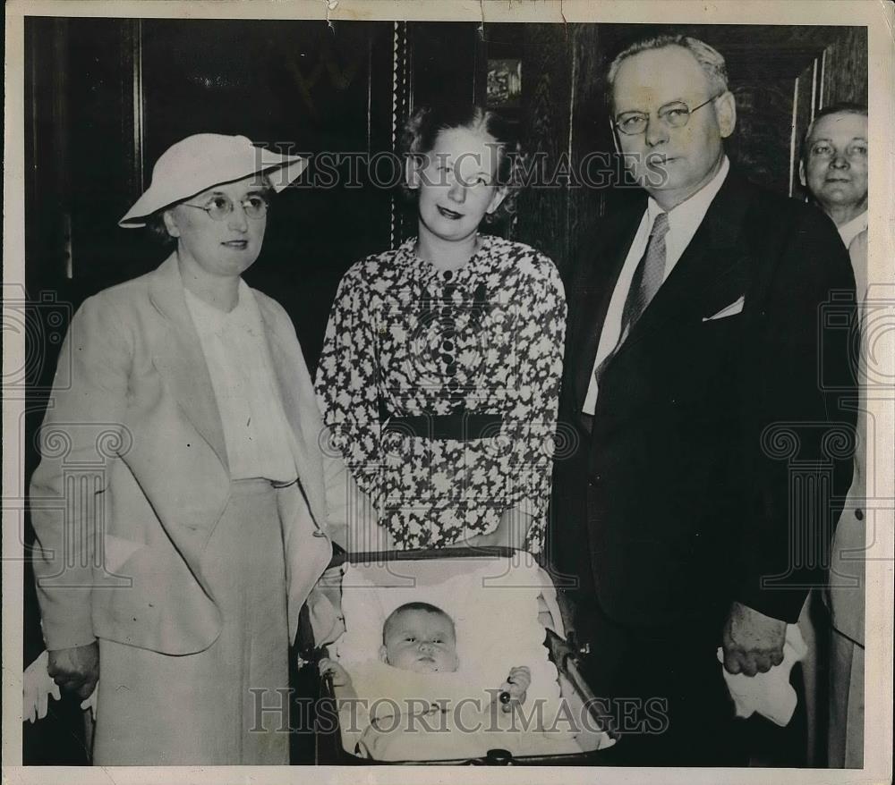 1936 Press Photo Minn. Lt Gov Hjalmar Peterson &amp; family at state capitol - Historic Images