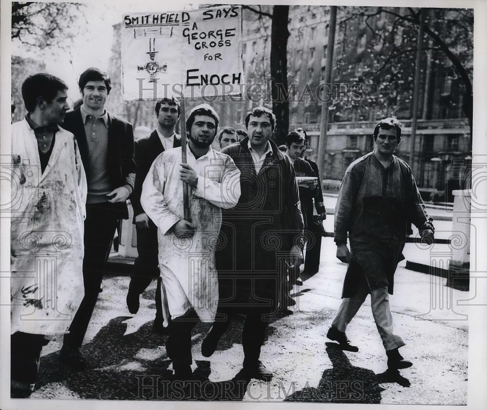 1968 Press Photo Smithfield Meat Butchers March To Parliment Supporting Powell - Historic Images