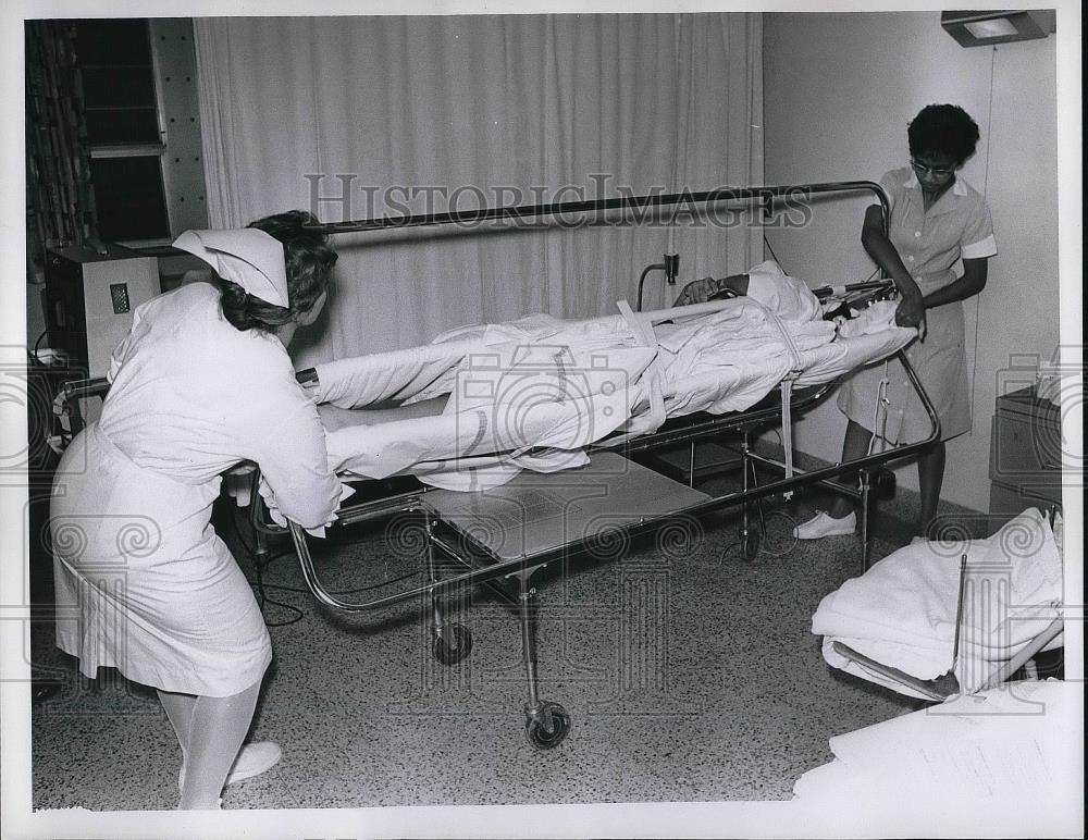 1952 Press Photo Mrs. David Waltz cleaning up a hospital bed with a fellow nurse - Historic Images