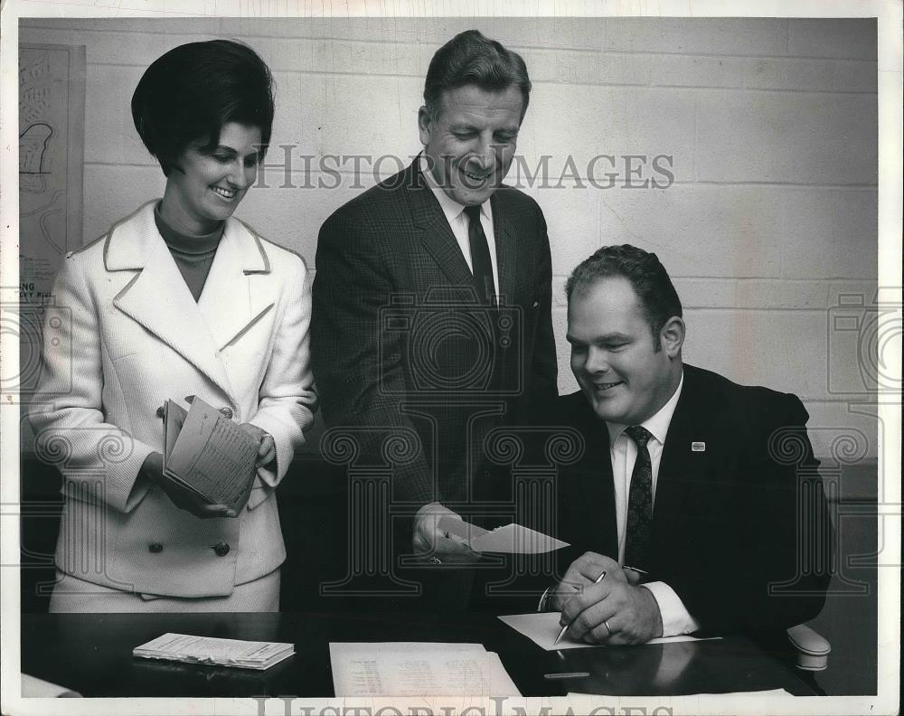 1970 Press Photo Mrs. Richard Brumbach, Rev. Richard Drake, Richard Luehrs - Historic Images