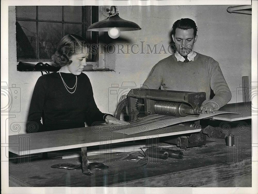 1939 Press Photo Multiple revolving blades cutting properly seasoned flitches - Historic Images