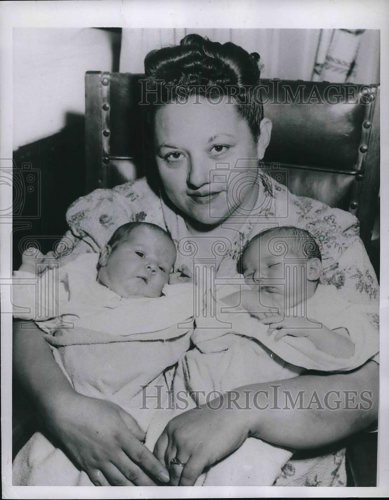 1949 Press Photo Mrs. Martha Szabo With Twins Frederick &amp; Rose Marie After Birth - Historic Images