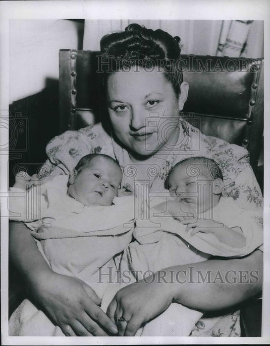 1949 Press Photo Mrs. Martha Szabo With Twins Frederick & Rose Marie After Birth - Historic Images