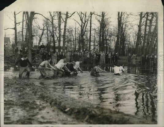 1930 Press Photo Freshmen Pulling the Sophomores in the Tug-of-War Contest - Historic Images