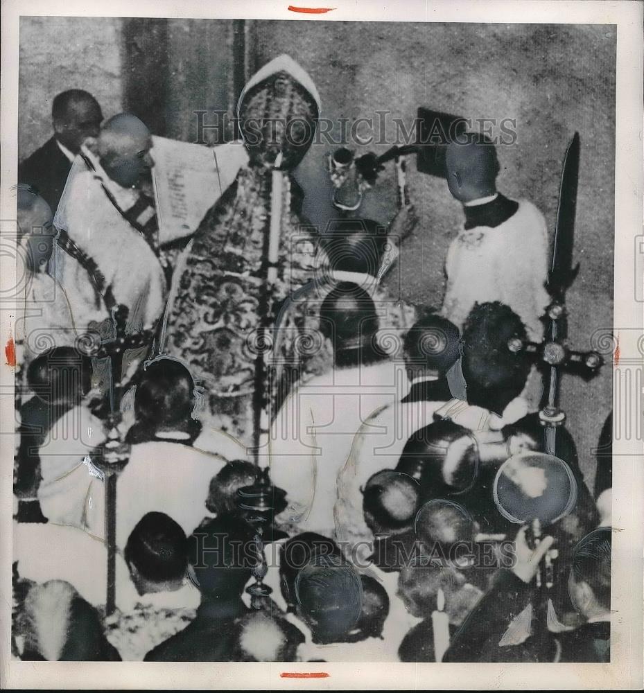 1950 Press Photo Pope Pius begins the holy year as he raps on the great door - Historic Images