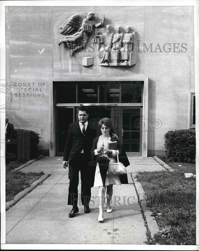 1968 Press Photo Mr &amp; Mrs Edmund Crimmins Leave Court Of Special Sessions - Historic Images