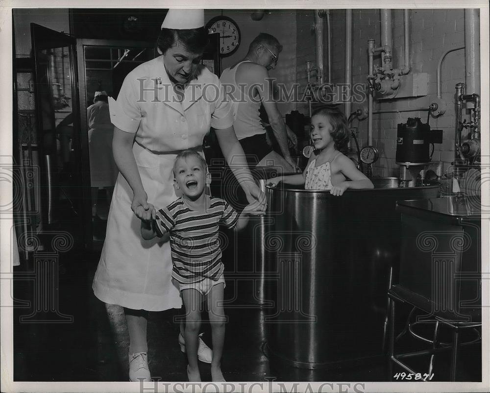 1957 Press Photo Capt. Gertrude Shaffer, Post Hospital, Wayne Oliver, Col. Foote - Historic Images