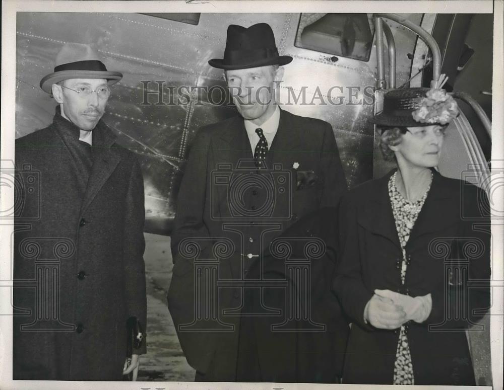 1941 Press Photo Lord and Lady Halifax greeted with British Consul Lewis Bernays - Historic Images