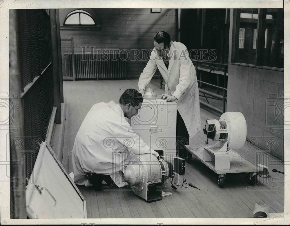 1932 Press Photo Dr. Morris Eckman and A.S. Byers preparing equipment - Historic Images