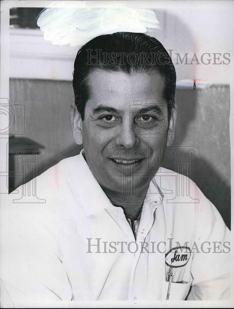 1966 Press Photo Sam Binsignore Auto Body repair - Historic Images