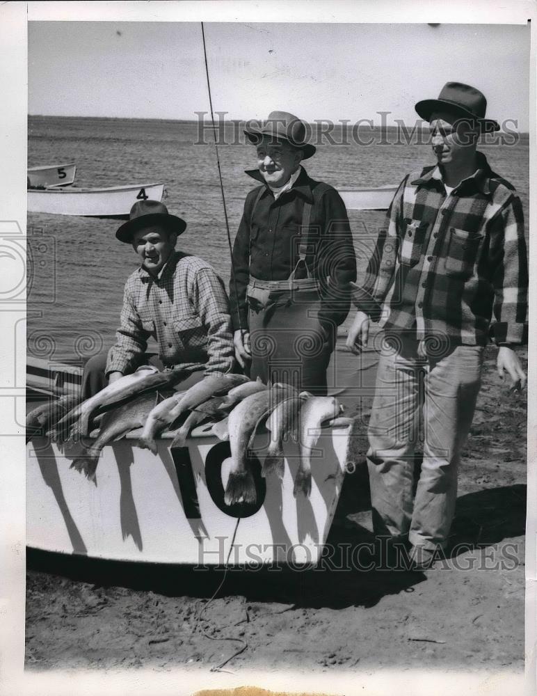 1950 Press Photo Michigan residents gaze on catch of walleyes - Historic Images