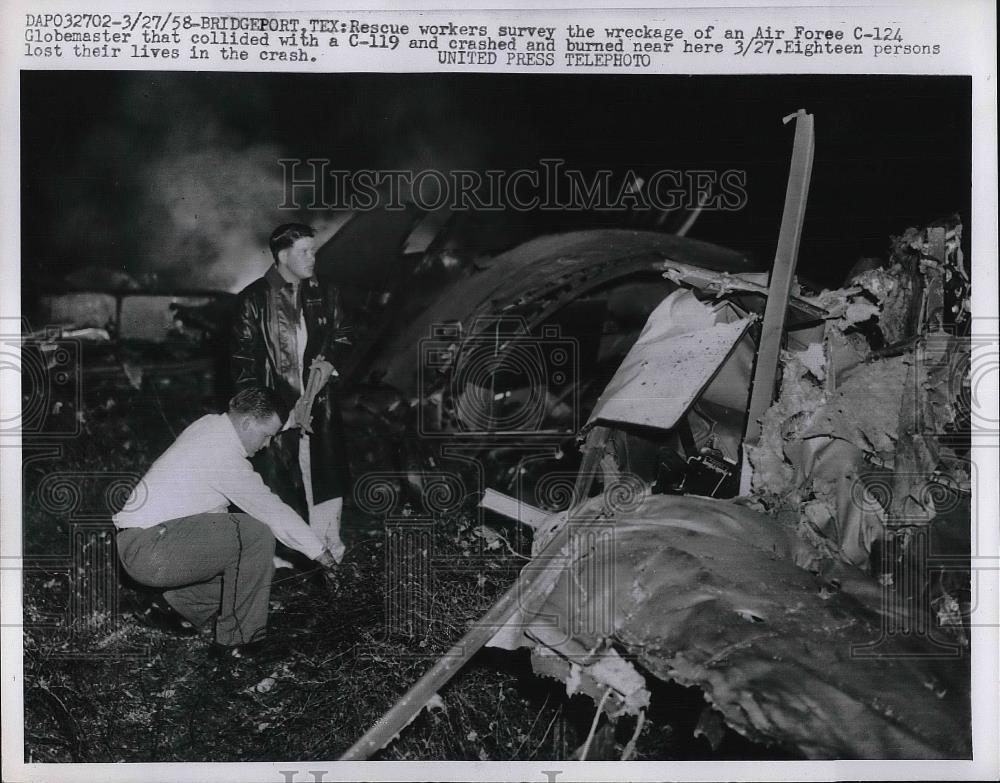 1958 Press Photo Rescue Workers at Air Force C-124 Wreckage - nea80275 - Historic Images