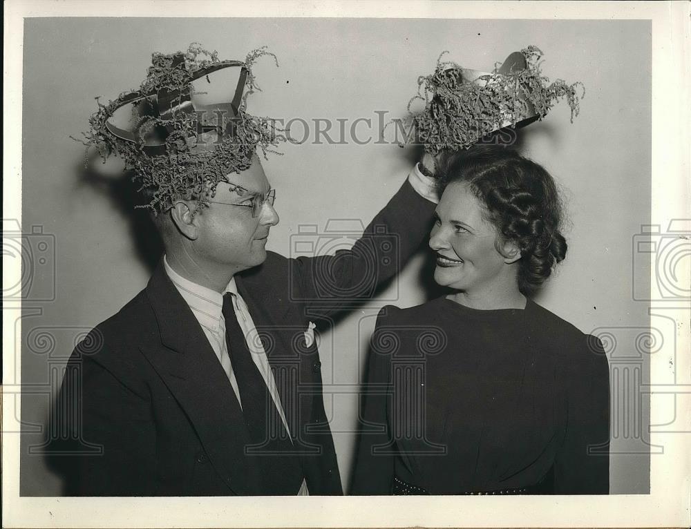 1940 Press Photo Joe Shaw Crowns Mrs Lona Griner of Jasper Texas - neb03335 - Historic Images