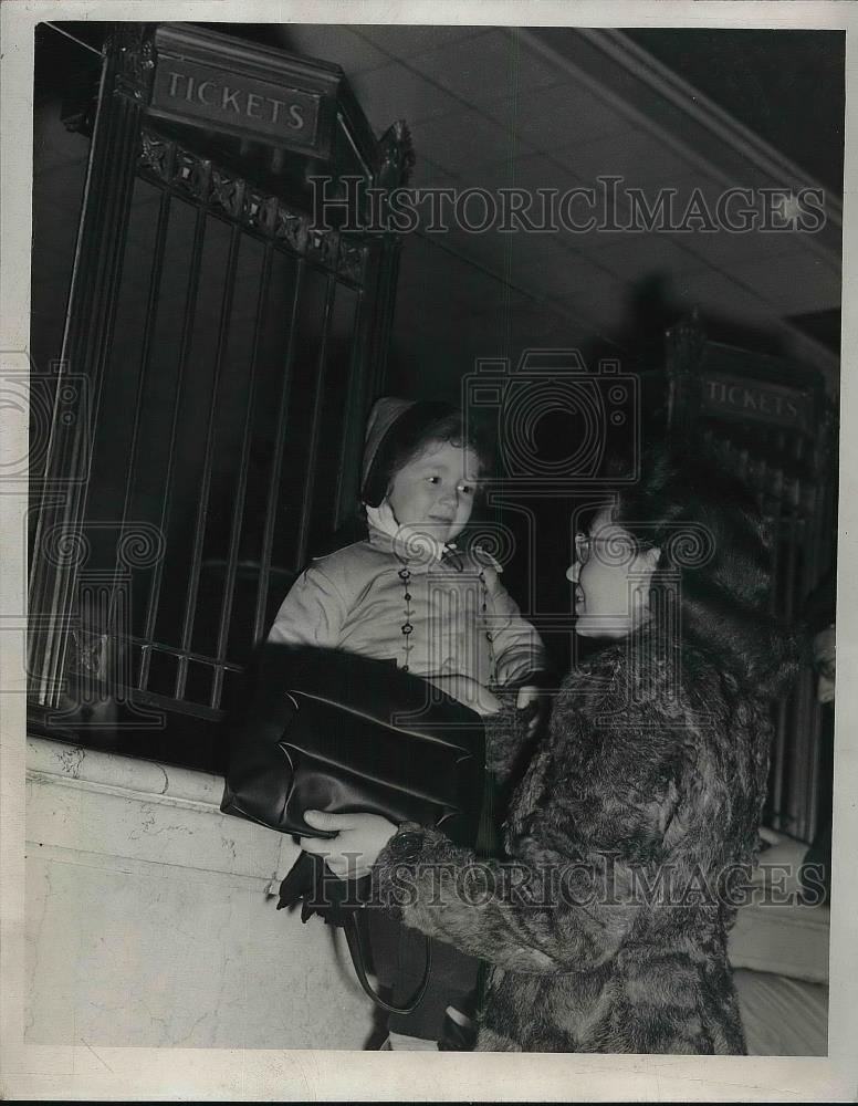 1947 Press Photo Mrs HB Mayers Hillcrest New York With Child - nea80473 - Historic Images