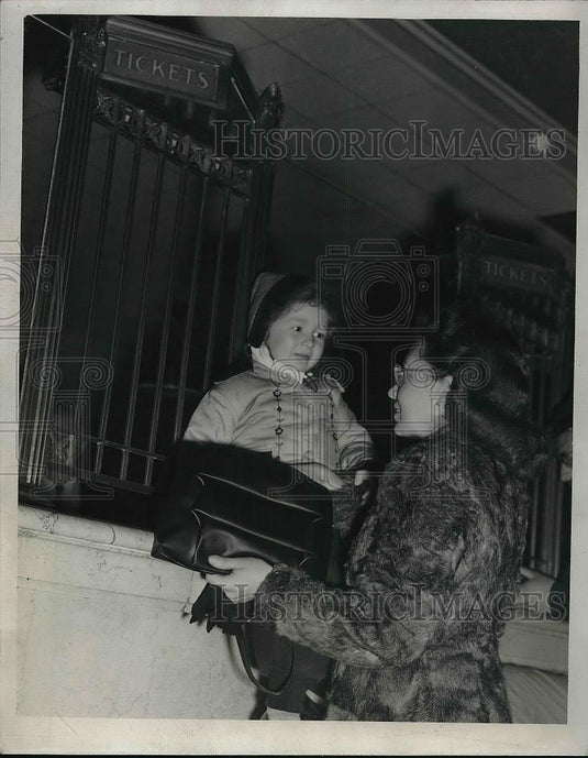 1947 Press Photo Mrs HB Mayers Hillcrest New York With Child - nea80473 - Historic Images