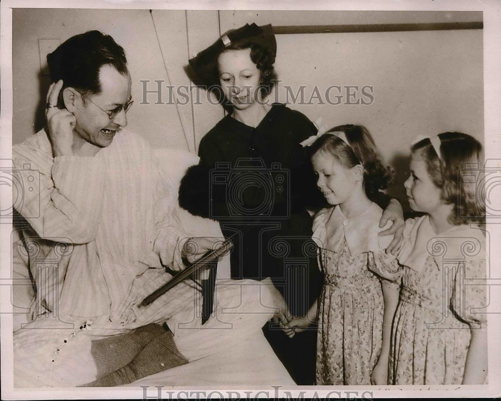 1936 Press Photo Twins Ellen Jane Jane Ellen Hart Meet Father Cedric - neb19854 - Historic Images