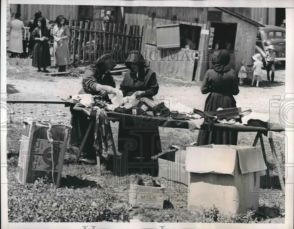 1938 Press Photo A Amish yard sale. - nea88894 - Historic Images