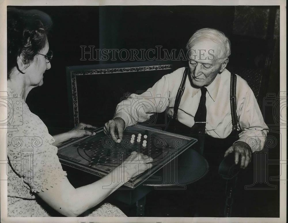 1947 Press Photo Veteran John Henry Grate, Chinese Checkers, Mrs. Frank Nichols - Historic Images