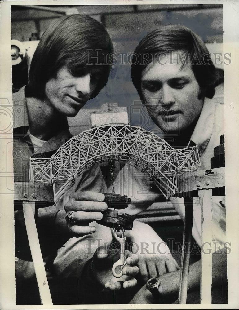 1975 Press Photo Bee Ostrander &amp; Paul Didas of Univ. Detroit in Bridge Contest - Historic Images