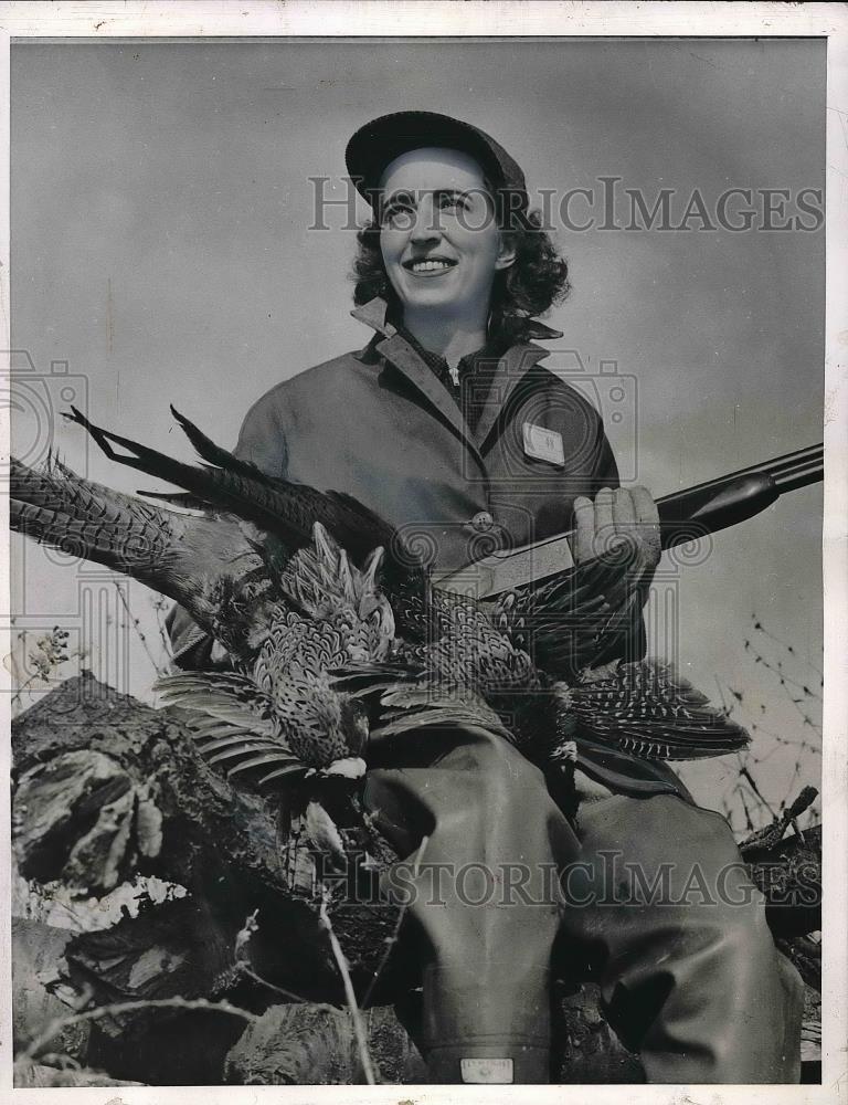 1943 Press Photo Martha Marter Holds Pheasants She Killed During Hunt - Historic Images