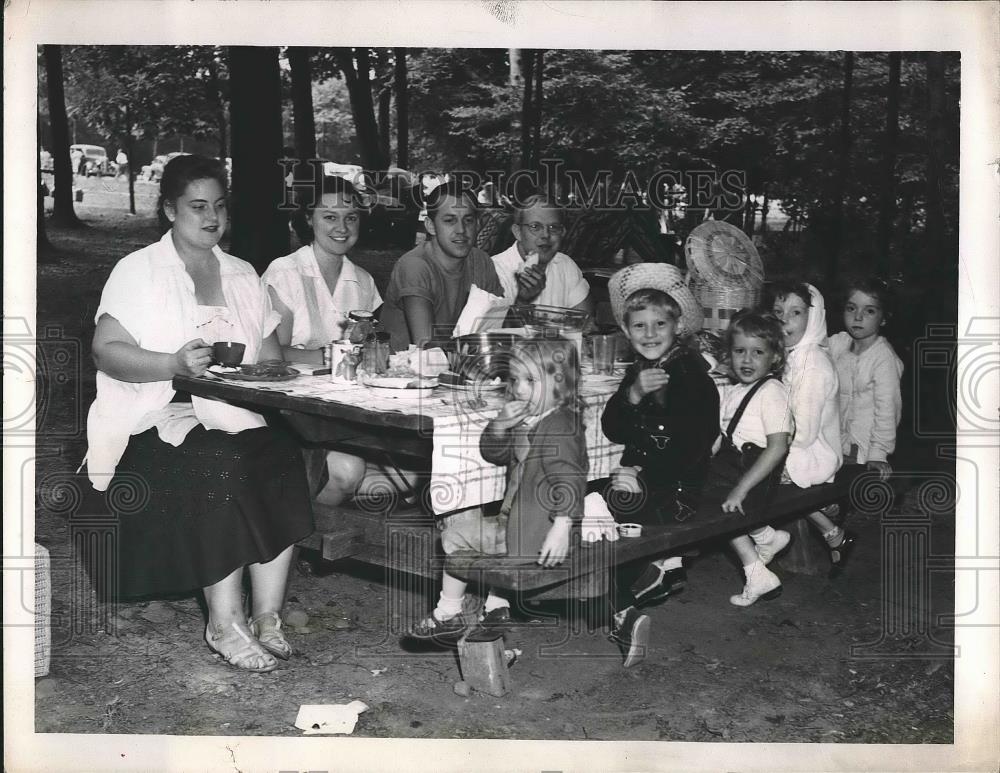 1951 Press Photo Picnic Dinner at South Chagrin Reservation - Historic Images