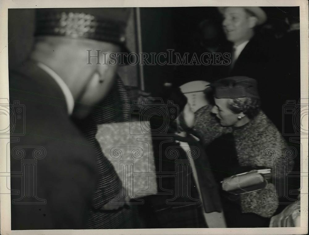 1936 Press Photo Union Terminal Customers Rushing To Get Into Train - Historic Images